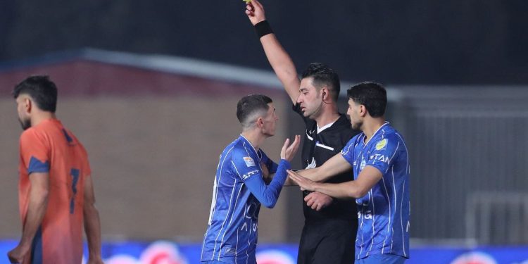 مهر تایید فدراسیون روی تصمیمات بنیادی‌فرد در بازی استقلال و پادیاب