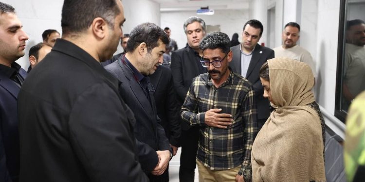 خبر : عکس | عیادت دنیامالی از دختر موتورسوار؛ گفت‌وگوی وزیر با پدر و مادر «النا»