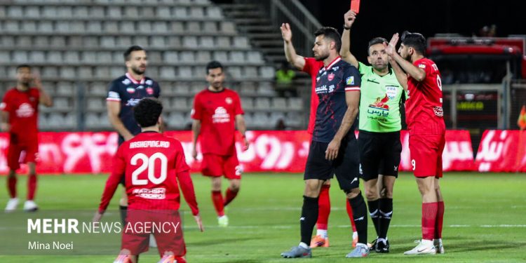 باشگاه پرسپولیس:خلیل‌زاده باید اخراج می‌شد؛بازیکن تراکتور کول‌انداز زد