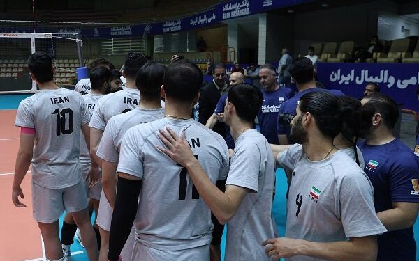 ملی پوشان والیبال با بازوبند مشکی وارد زمین می‌شوند