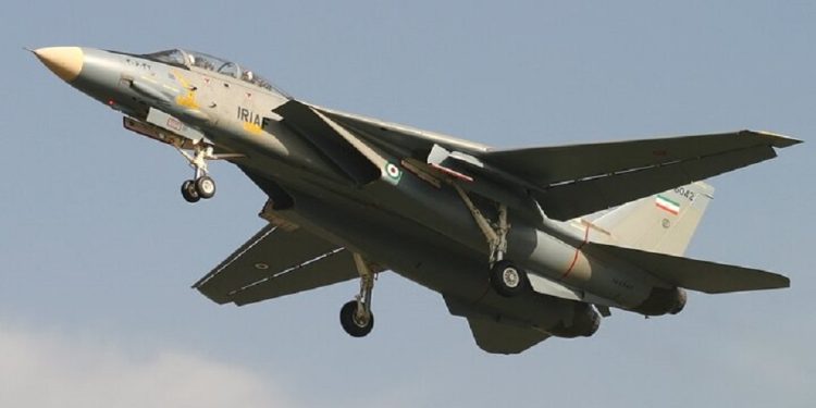 عبور جنگنده ایرانی در ارتفاع پایین در آسمان تهران/ نیروی هوایی ارتش اطلاعیه داد/ فیلم