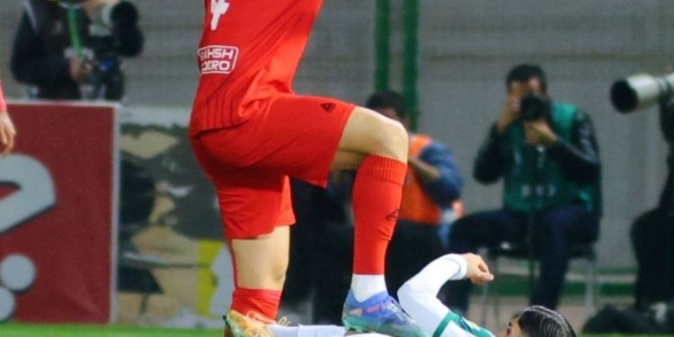 باشگاه ذوبآهن: چرا مدافع خارجی تراکتور اخراج نشد؟ عکس