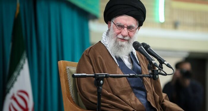 رهبر معظم انقلاب: زن، کارگزار خانه نیست، مدیر است