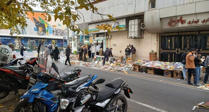 قاچاقچیان کتاب در جامعه جولان می‌دهند/ ناشران پشت دیوار سانسور