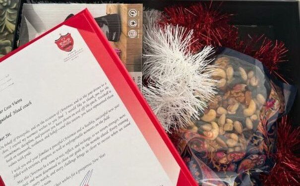 عکس | ذوق‌زدگی همسر اوسمار برای هدیه پرسپولیس