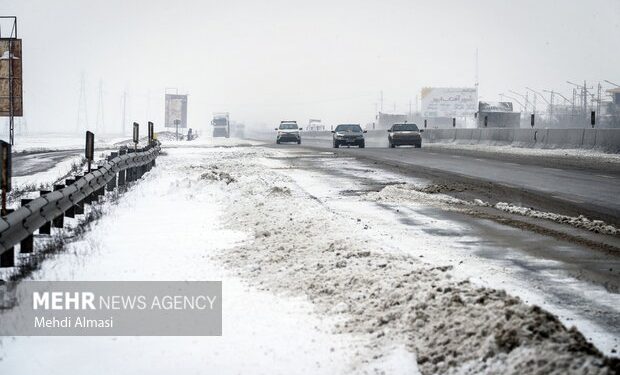 بارش برف در محورهای مواصلاتی استان زنجان