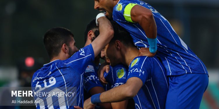 دیدار تیم ‌های فوتبال استقلال و فولاد خوزستان