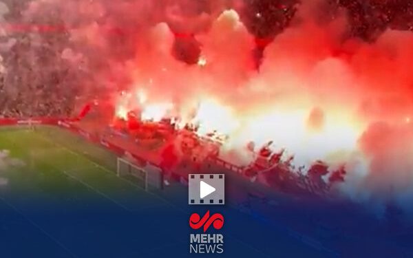 آتش بازی هواداران آژاکس بازی را متوقف کرد