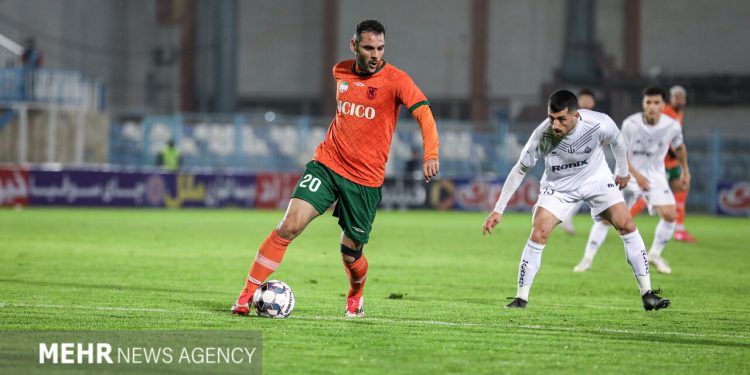 یک اخراج در نیمه اول بدون گل مس و فولاد