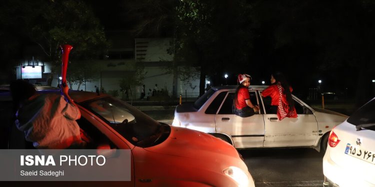 جشن خیابانی تراکتوری‌ها بعد از پیروزی عظیم