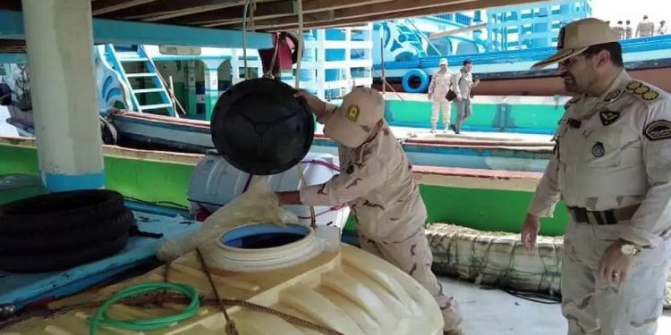 توقیف لنج حامل ۸۰ هزار لیتر سوخت قاچاق در کیش