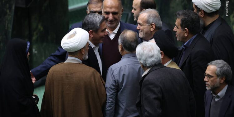 پزشکیان در بهارستان / رئیسجمهور با بودجه ۱۴۰۵ به صحن علنی مجلس آمد