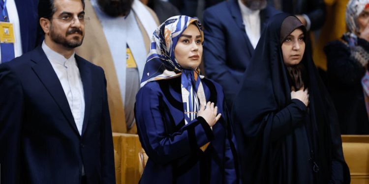 قاب‌های تازه از همسر عراقچی/ آرزو احمدوند با حجابی متفاوت در مراسم رسمی