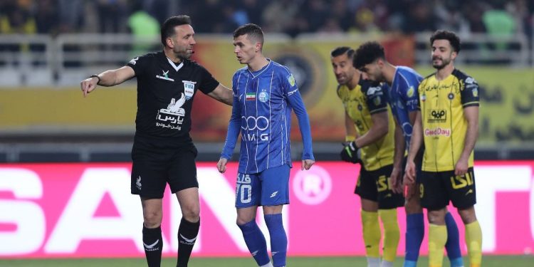 نتیجه برابر سپاهان و استقلال در نیمه بازی اول؛ هر ۲ گل را آبی‌پوشان زدند!