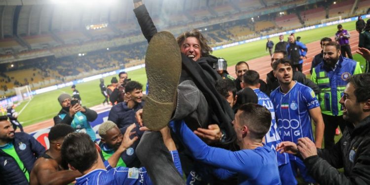 عکس| پرواز قهرمانانه ساپینتو در اصفهان