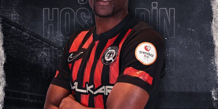 عکس | مقصد غیرمنتظره مامه تیام؛ ستاره دوست‌داشتنی استقلالی‌ها تیم فوتبال پیدا کرد