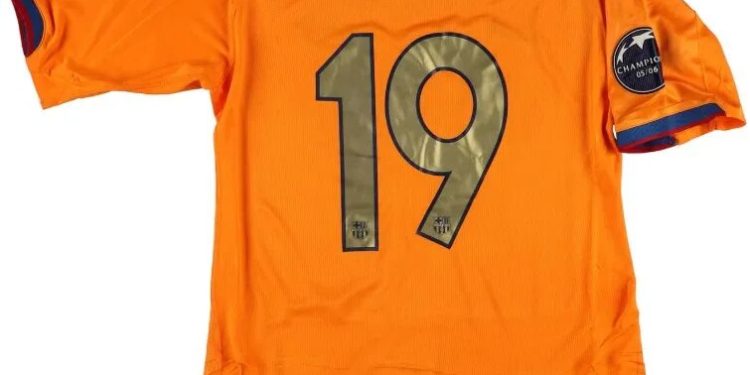 خبر : عکس | پیراهن خاطره‌انگیز مسی ۱۸۳ هزار پوند فروخته شد