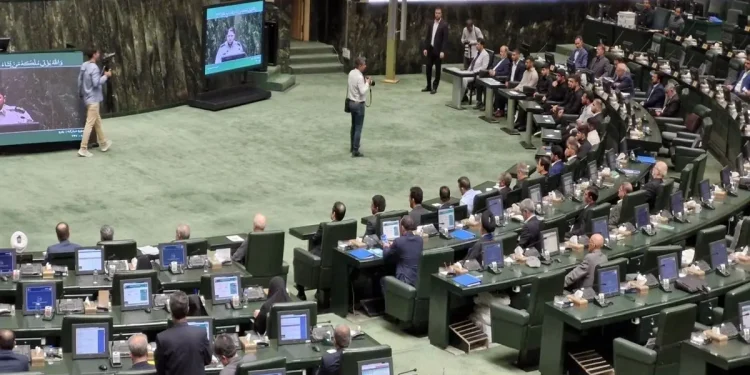 جزئیات طرح سوال از رئیس جمهور/ 170 نماینده امضا کردند 