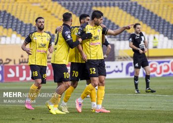 سپاهان پیروزی را با تساوی عوض کرد؛ بازیکن تعویضی بلای جان محرم شد