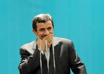 واکنش رسمی به دیدار احمدی‌نژاد با چهره جنجالی آمریکا: دروغ و فریب است.