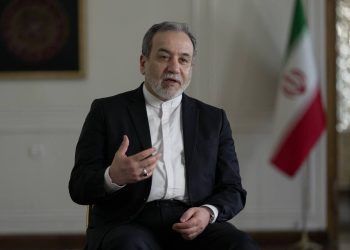 استایل متفاوت عراقچی در مجلس خبرساز شد +عکس