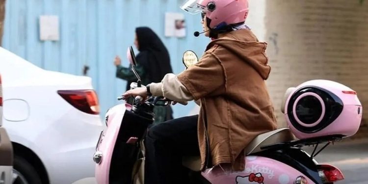 لایحه صدور گواهینامه موتورسیکلت برای زنان با مخالفت نمایندگان مجلس مواجه شد
